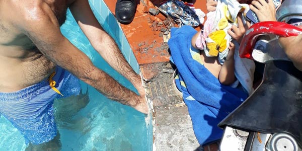 Yüzme havuzunda vakum borusunun kapağı açık unutulunca...