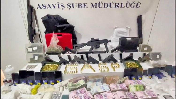 Yüzü aşkın şüpheli kalaşnikof tüfeklerle, otomatik tabancalarla saldırdı: İstanbul’da işyerleri hedef tahtası oldu