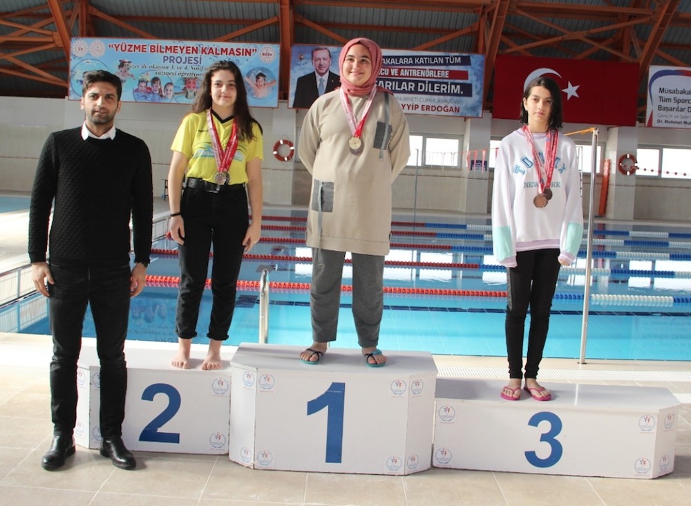 Yüzücüler kıyasıya yarıştı 