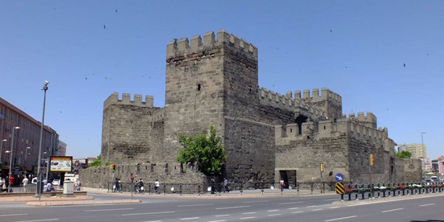 Yüzyıllara meydan okuyor: Kayseri Kalesi