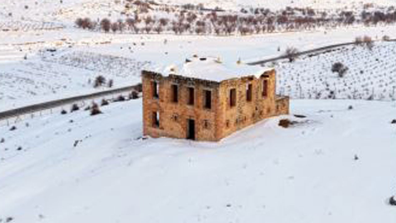 Yüzyıllık karakol beyaza büründü!