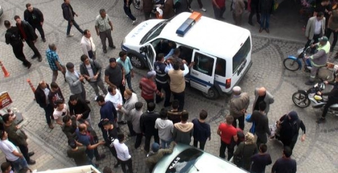 Zabıta, dilenciye 'vurun' dedi, kalabalık linç etmeye kalktı