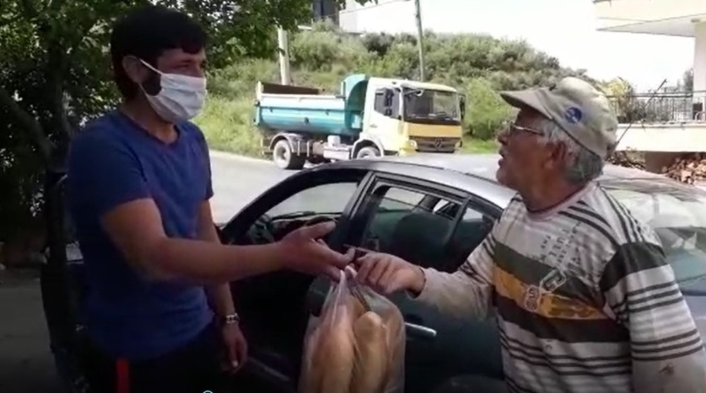 Zabıta ekipleri evine ekmek götürünce, göz yaşlarına hakim olamadı 