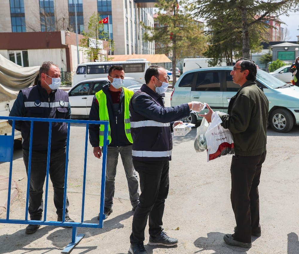Zabıta ekipleri halka maske dağıtıyor 
