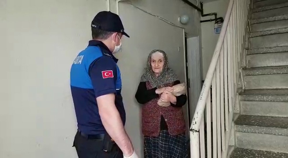 Zabıta ekipleri Hanife Teyze’yi duygulandırdı 