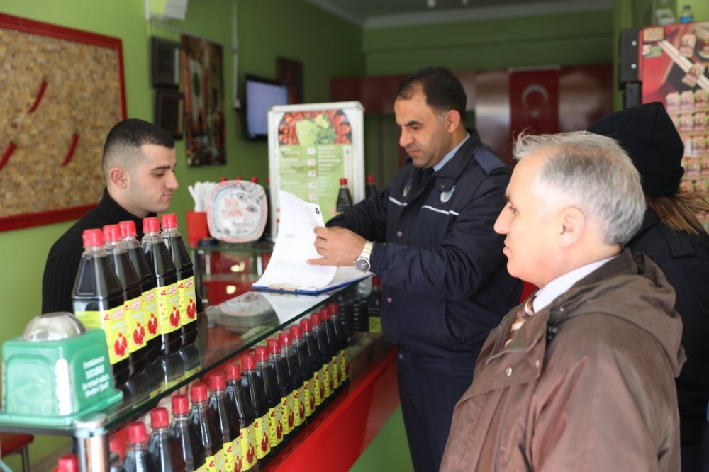 Zabıta ekipleri iş yeri ruhsatlarını denetledi 