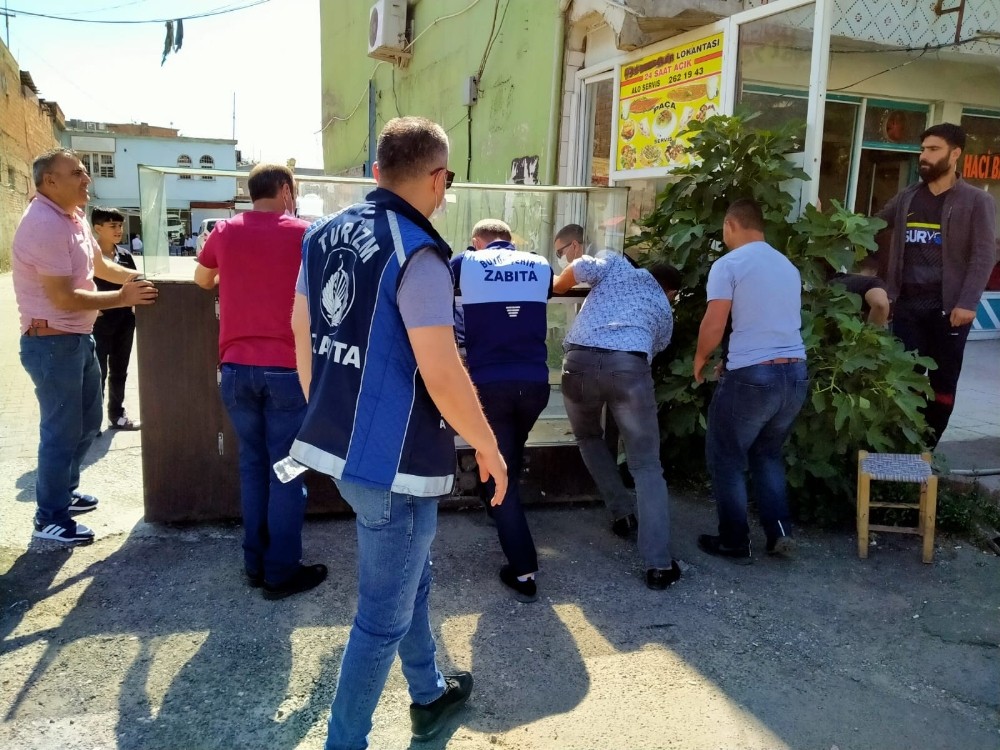 Zabıta ekipleri kaldırım işgaline izin vermiyor 