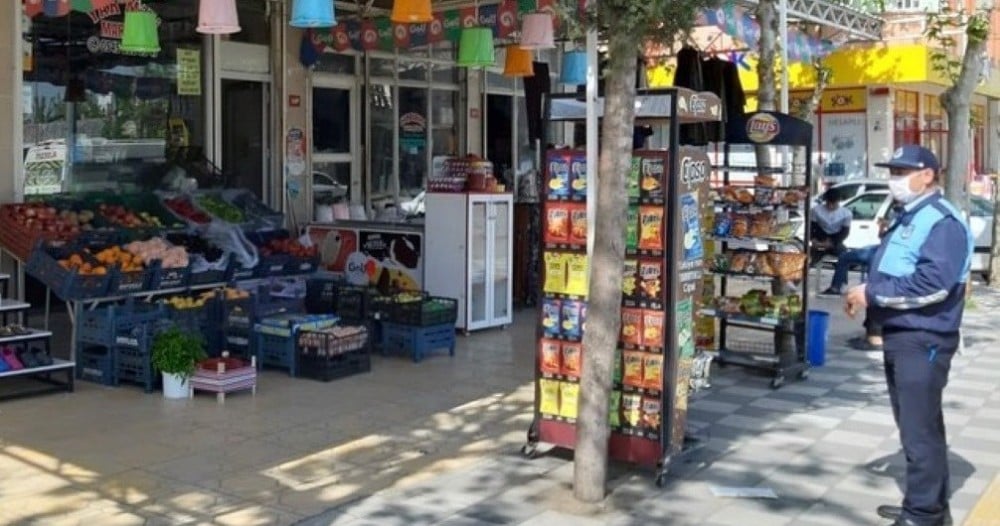 Zabıta ekipleri, kaldırımları işgal eden esnafı uyardı 