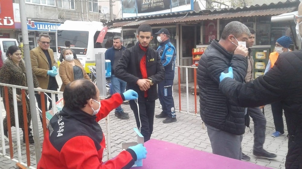 Zabıta ekipleri pazar yerine maskesiz girişlere izin vermedi 