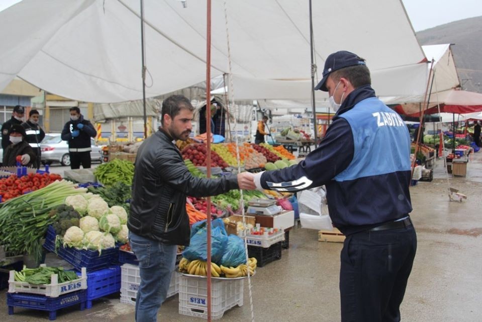 Zabıta ekipleri pazarda maske dağıttı 