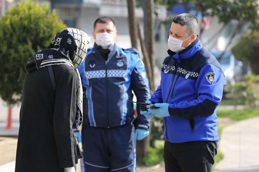 Zabıta ekipleri sokak sokak gezdi, yaşlı vatandaşları evlerine yönlendirdi 
