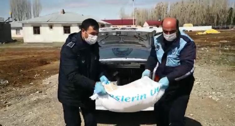 Zabıta ekipleri un çuvalını elleriyle taşıyıp yaşlı adamın evine getirdiler 