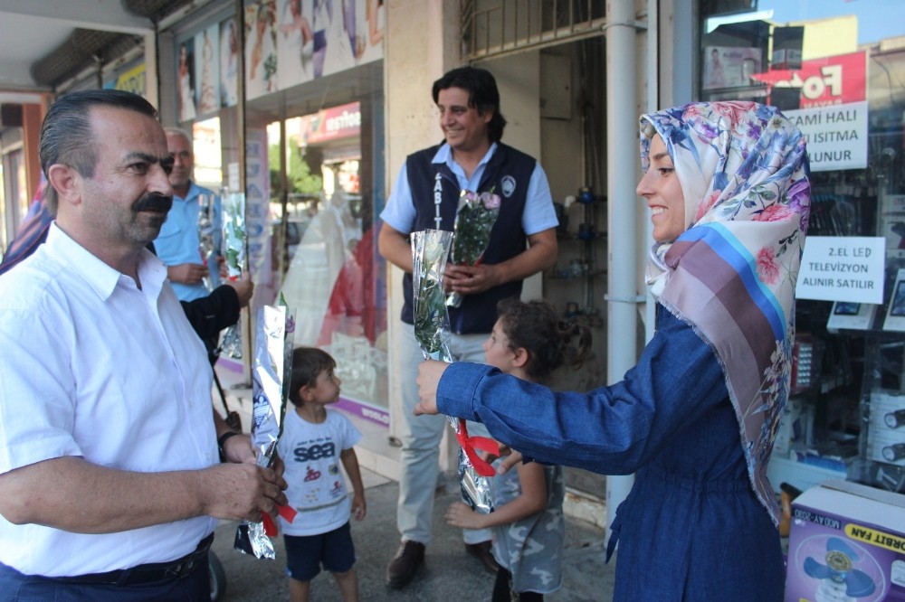 Zabıta ekiplerinden vatandaşlara karanfil 