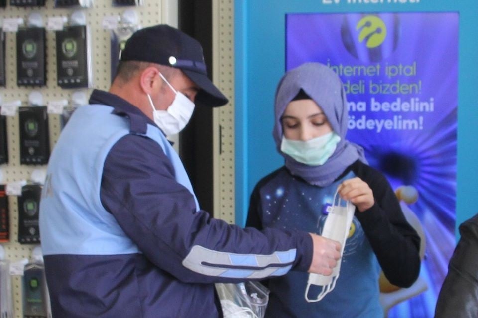 Zabıta esnafa maske dağıttı 