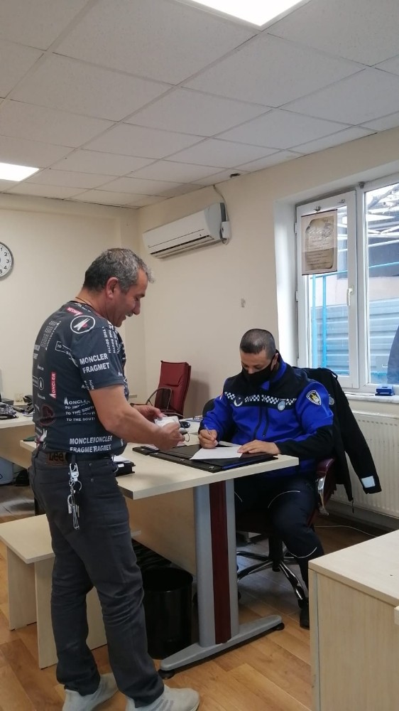 Zabıta kayıp cüzdanı sahibine ulaştırdı 