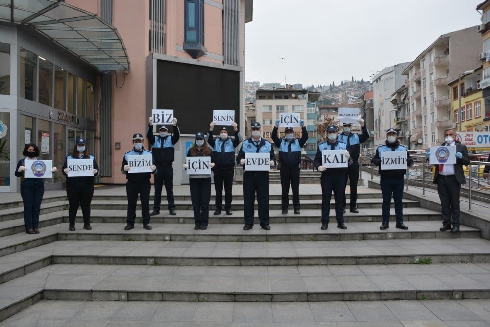 Zabıta, marketlerdeki sosyal mesafe uyumunu denetliyor 