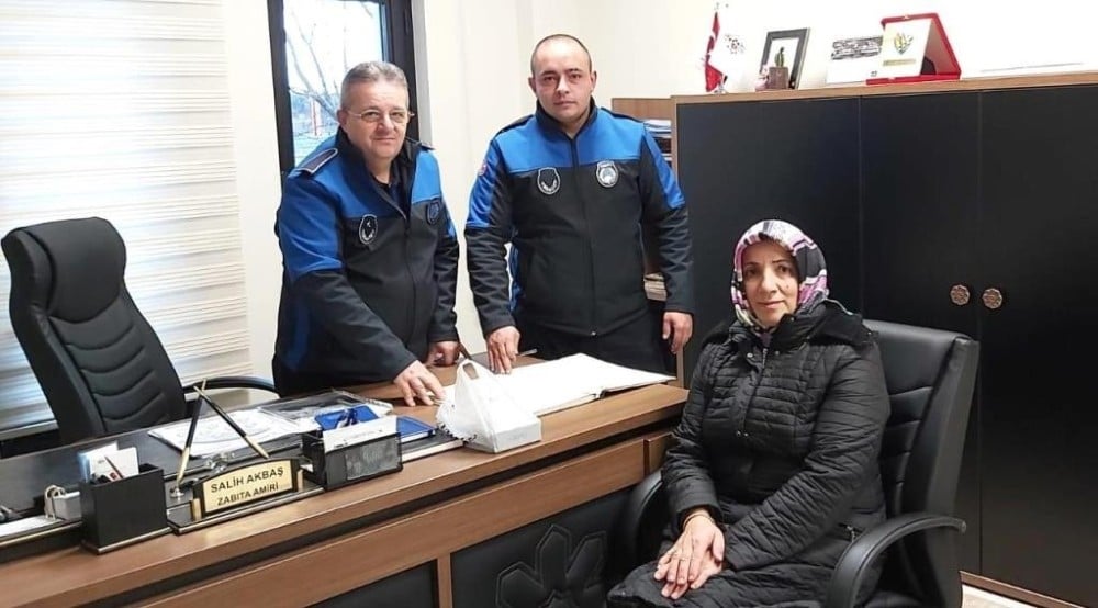 Zabıta memuru bulduğu altını sahibine teslim etti 
