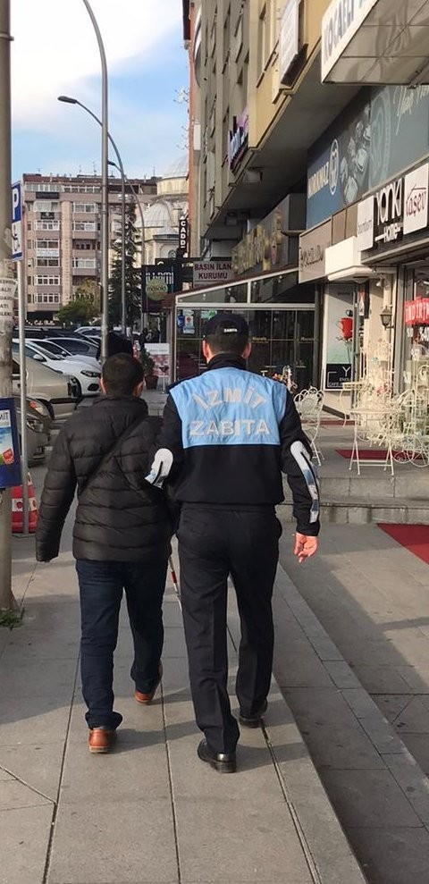 Zabıtadan görme engelli vatandaşa yardım eli 