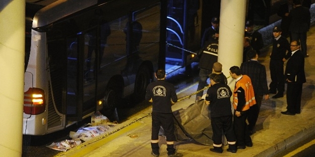 Zabıtadan kaçmak isteyen su satıcısına metrobüs çarptı