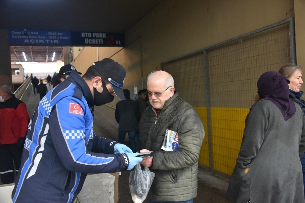 Zabıtadan pazar yerinde yaşlı ve çocuk denetimi 