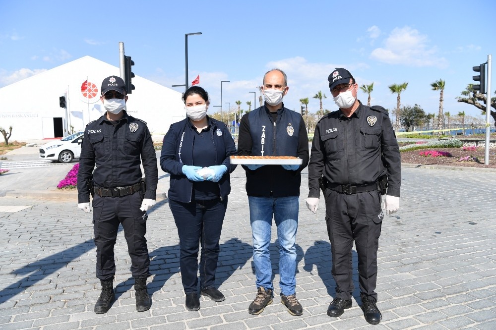 Zabıta’dan polislere tatlı 