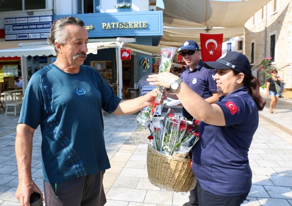 Zabıtalar ceza değil gül dağıttı 