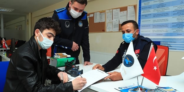 Zabıtalar yerde buldukları 20 bin lirayı sahibine teslim etti