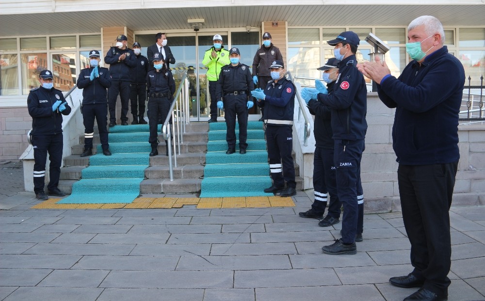 Zabıtalardan polislere marşlı kutlama 