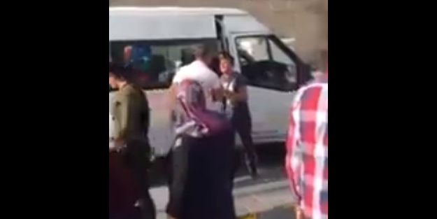 Zabıtaların balonuna el koyduğu çocuk gözyaşlarına boğuldu: Bırakın abi eve ekmek götüreceğim