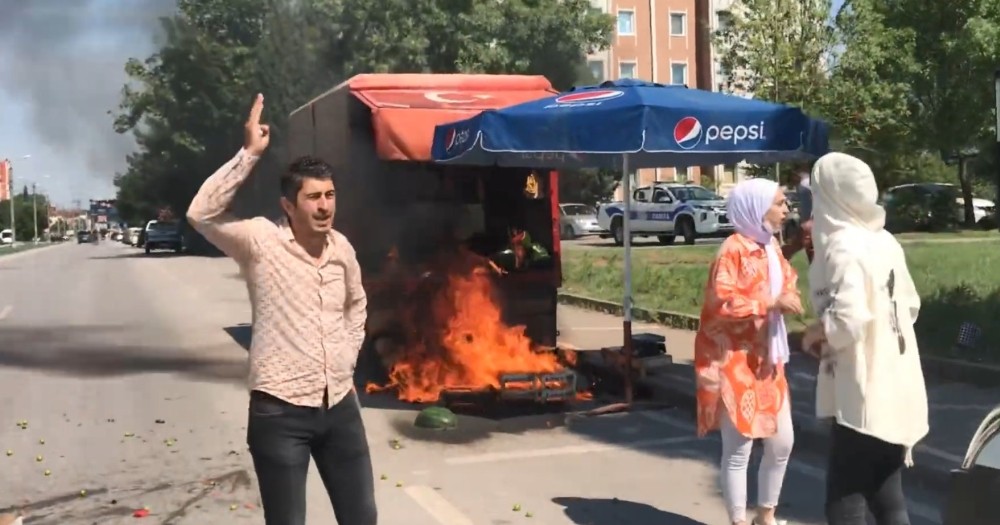 Zabıtanın kaldırmaya çalıştığı karpuz yüklü aracını benzinle yaktı 