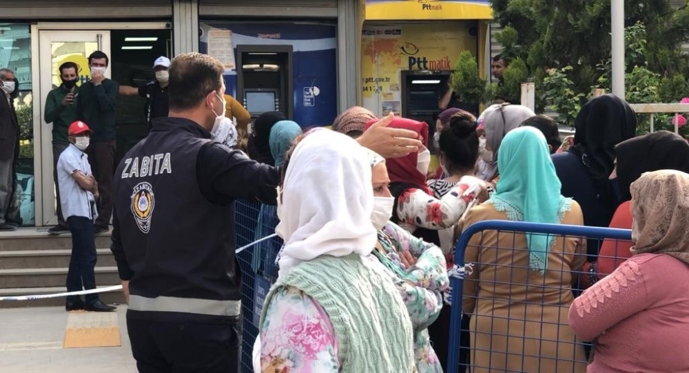 Zabıtanın uyarısına rağmen PTT önlerinde sosyal mesafeye uyulmuyor 