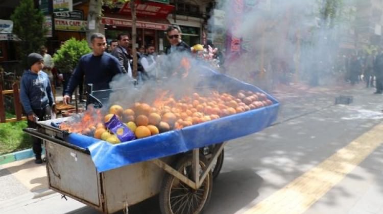 Zabıtaya kızdı, seyyar tazgahını yaktı