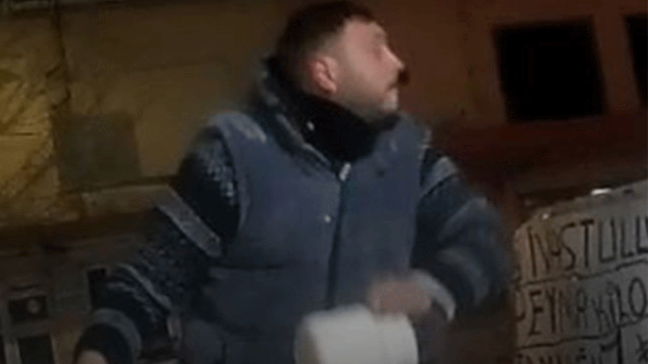 Zabıtaya sinirlenen esnaf bakın ne yaptı!