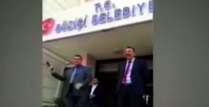 Zabıtayla belediye çalışanlarının silahlı kutlamasına 4 gözaltı