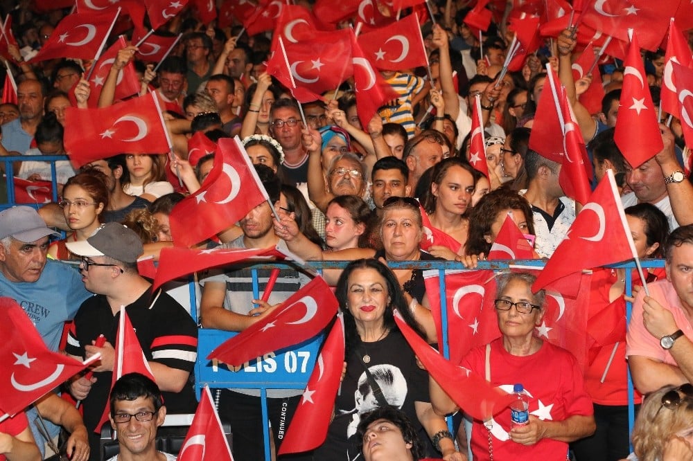 Zafer Bayramı Edip Akbayram konseriyle coşkuyla kutlandı 