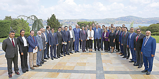 Zafer Hakk’a inananların ve halka güvenenlerindir