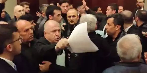 Zafer Partililer tekme tokat birbirlerine daldı! Özdağ mülteci kartını kullandı