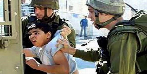 Zalim İsrail 1 yılda 1000 Filistinli çocuğu gözaltına aldı