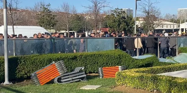 Zam kararını beğenmeyen taksiciler binaya saldırdı!