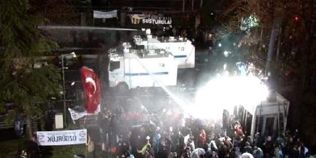 Zaman Gazetesi'ne girişi engelleyen gruba müdahale