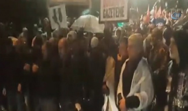 Zaman Gazetesi'ne girişi engelleyen gruba müdahale