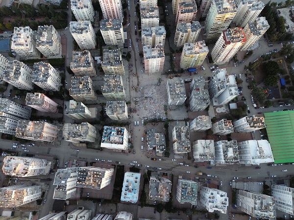 Zamanla mücadele devam ediyor! Alpargun Apartmanı drone ile böyle görüntülendi