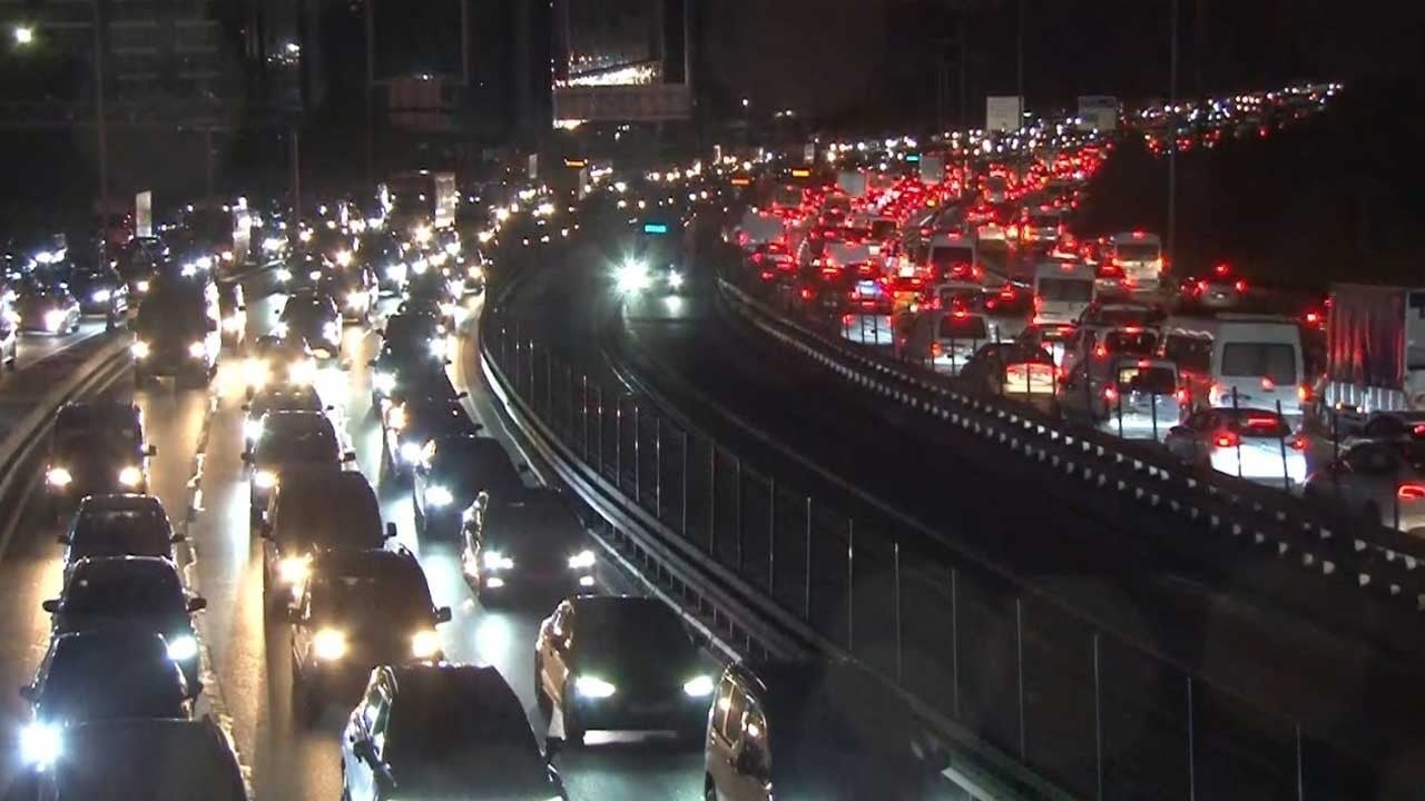 Zamanlama İstanbulluları isyan ettirdi! E-5 karayolunda İBB eziyeti