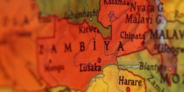 Zambiya'da yolcu taşıyan kamyon devrildi: Ölüler var