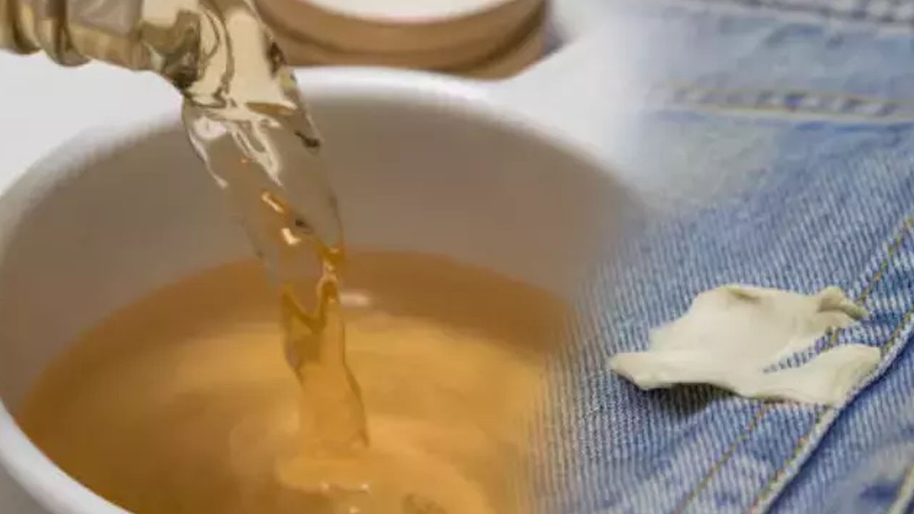 Kıyafete yapışan sakızı söküyor! Böyle kurtulun: Meğer çok kolaymış, izi bile uçacak!