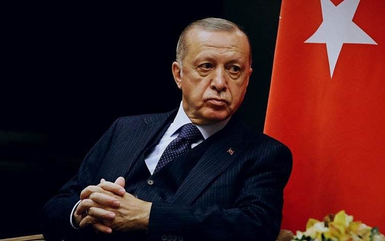 Zannedersin birazdan Erdoğan arayıp, buna ‘gel canım, benim yerime sen yönet partiyi’ diyecek! Bir de bu çeyrek akıllı tiplere saf saf ‘akil adam’ muamelesi yapan AK Partililer var maalesef