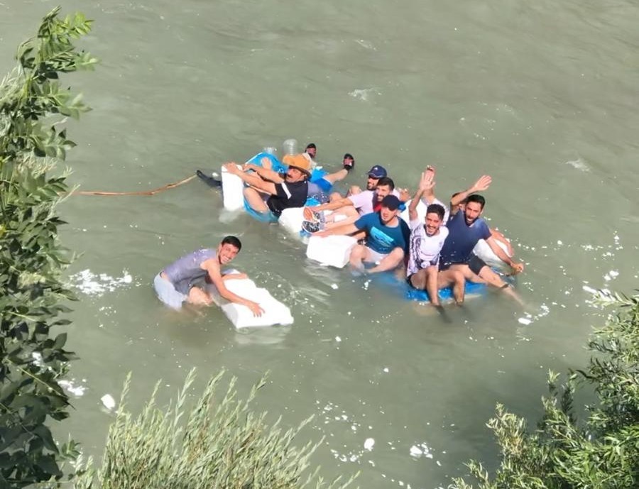 Zap suyunda köy usulü rafting 