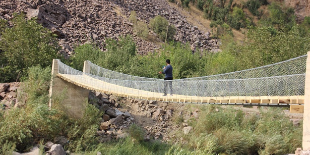 Zap Suyu'nu salla geçen köylüler için asma köprü yapıldı