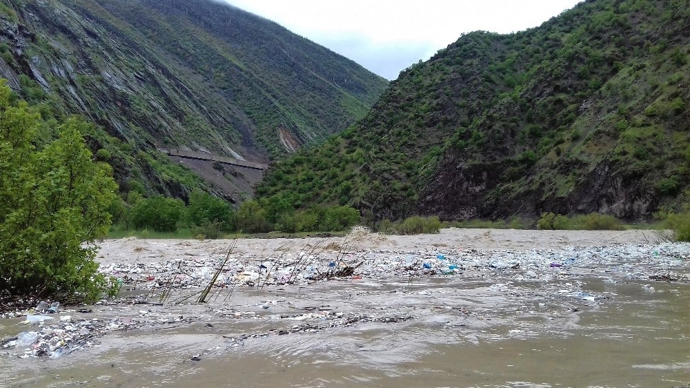 Zap Suyu’nun yüzeyi çöple kaplandı 