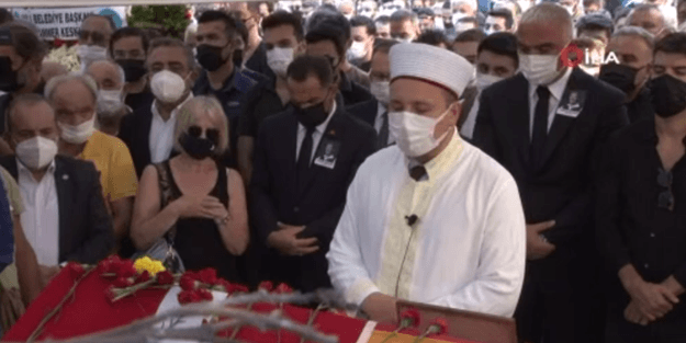Uyaran da olmadı! Ferhan Şensoy'un cenaze namazına katılan kadın tepki çekti